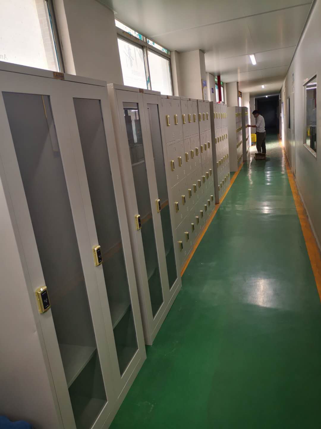 感應(yīng)鎖儲物柜